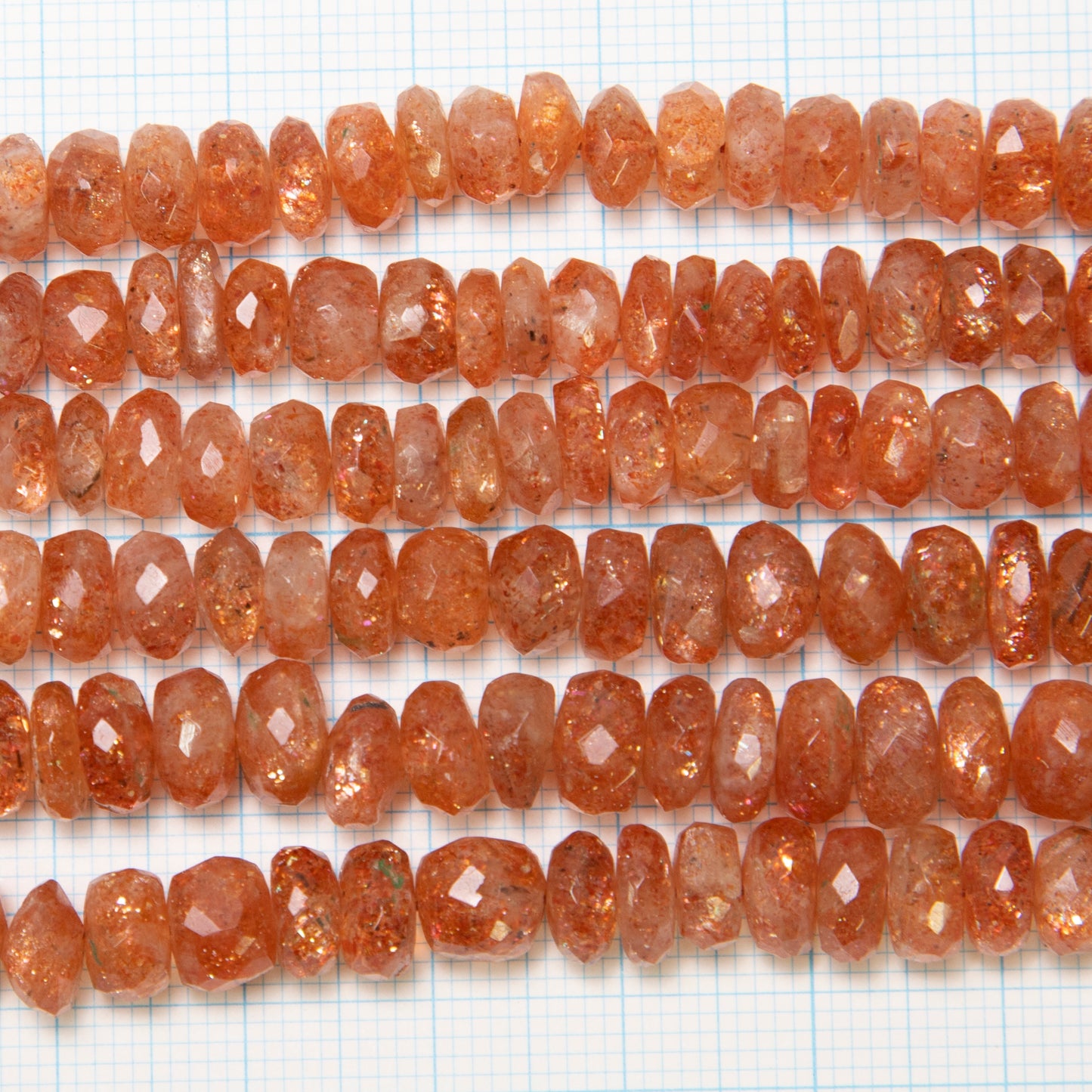 【250027】サンストーンボタンカット2~6mm x 6~7.5mm(1連19cm)