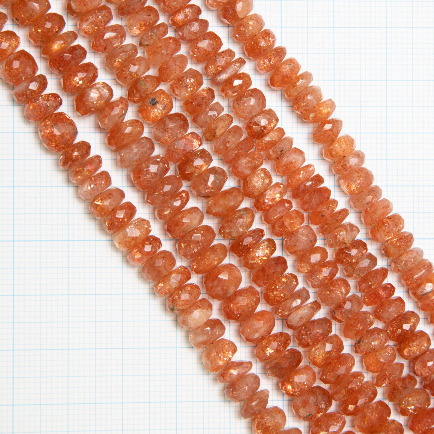 【250027】サンストーンボタンカット2~6mm x 6~7.5mm(1連19cm)