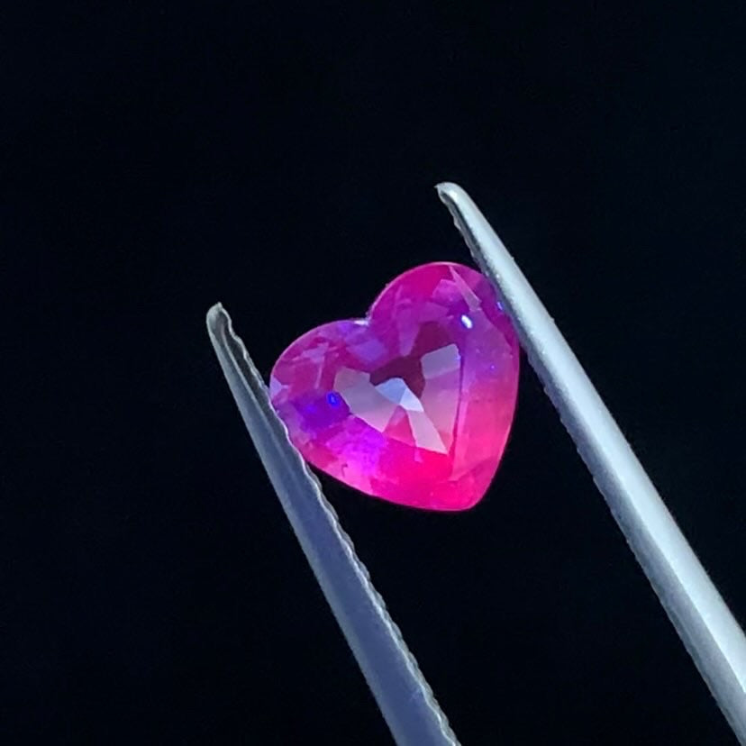 ブルーサファイア ハートシェイプ UV蛍光あり| 6.5mm × 5.9mmx 3.3mm
1.01CT