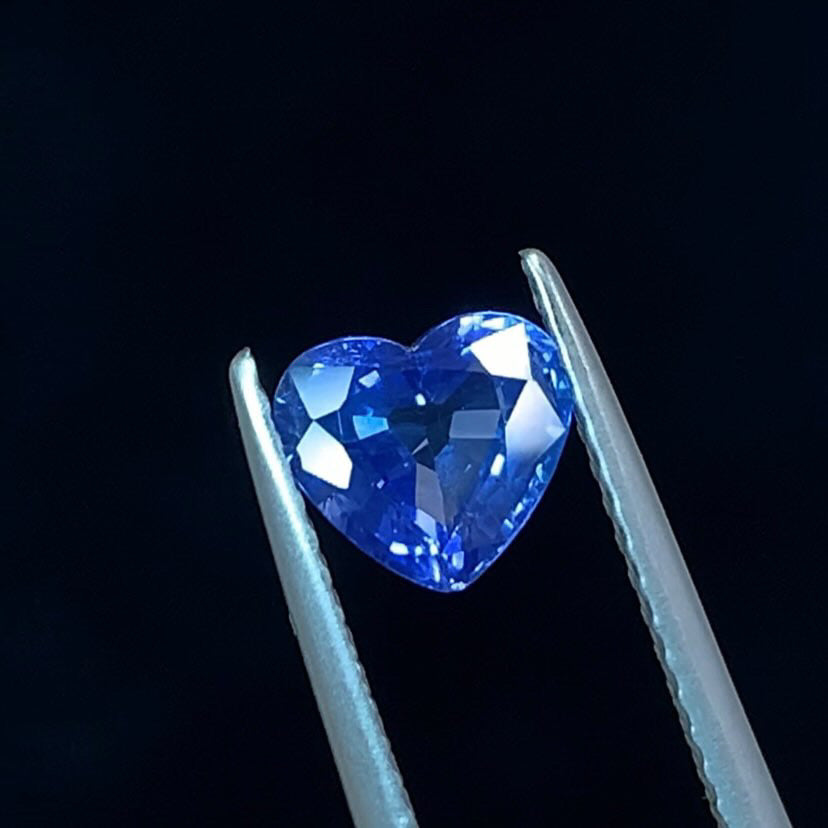 ブルーサファイア ハートシェイプ UV蛍光あり| 6.5mm × 5.9mmx 3.3mm
1.01CT