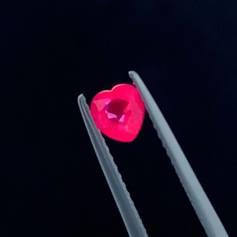 ルビー(ハートシェイプ)| 4.8mm × 4.5mmx 2.4mm0.45CT 商品番号R03