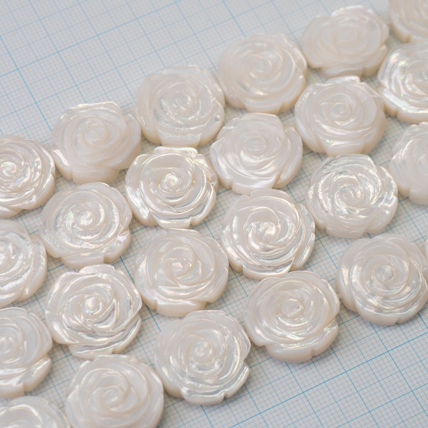 【ピース売り可能!】MOP(マザーオブパール)薔薇両面カービング20mm×20mm×6mm【N2402-A19】