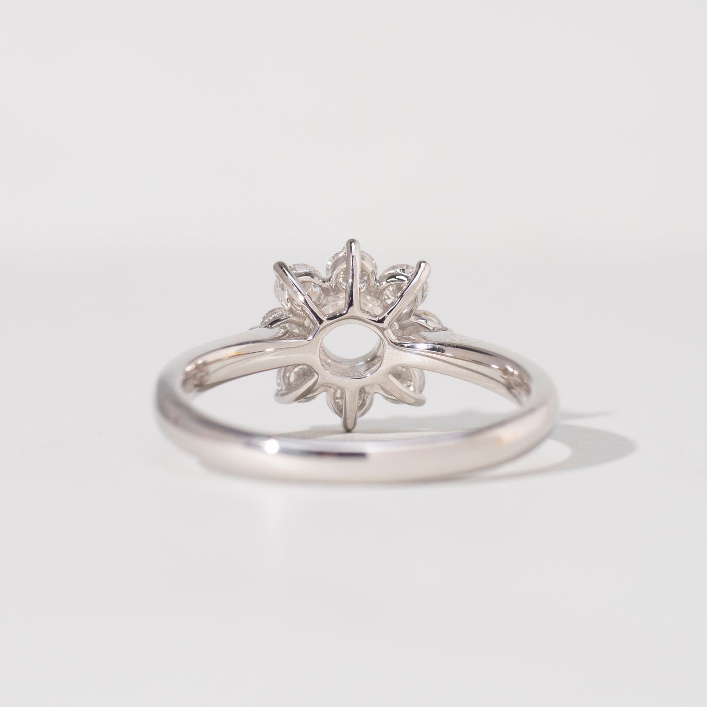 RDR430001ラウンド枠0.3ct(4.3mm) 取り巻き2.5mm=8pcs