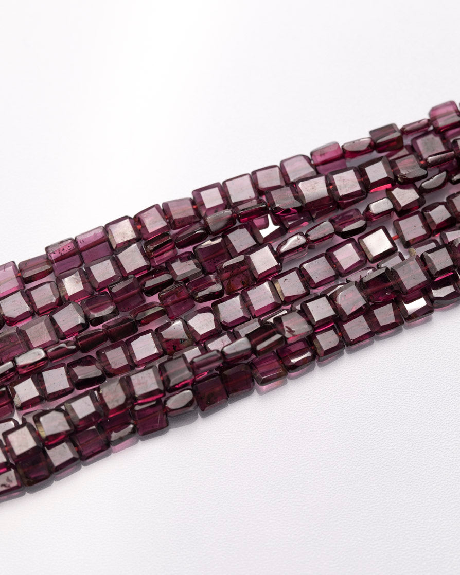 ロードライトガーネット スクエアファセット 4×4mm(±1mm)【1026】