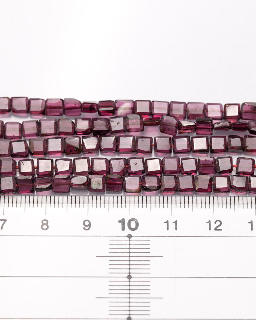 ロードライトガーネット スクエアファセット 4×4mm(±1mm)【1026】