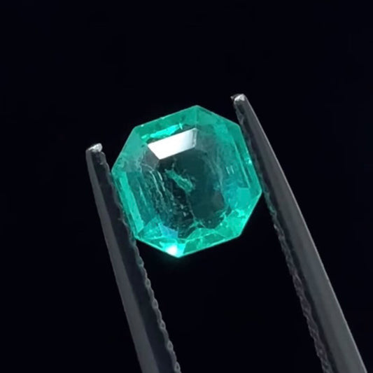 エメラルド| 5.3mm × 5.3mmx 3.3mm
0.665CT