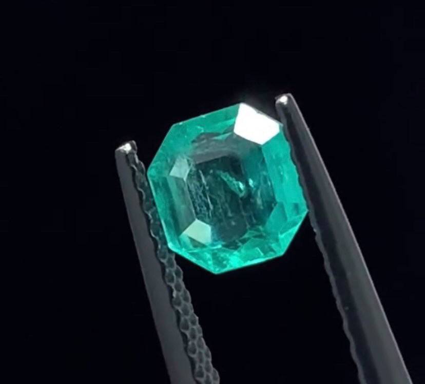 エメラルド| 5.3mm × 5.3mmx 3.3mm
0.665CT