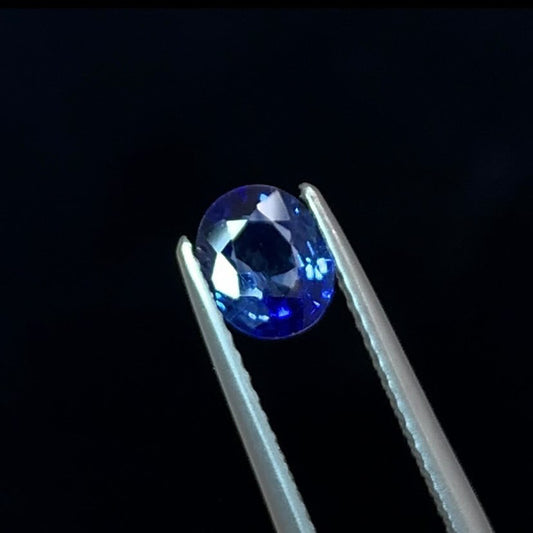 ブルーサファイア　UV蛍光あり| 6.2mm × 5mmx 2.9mm
0.78CT